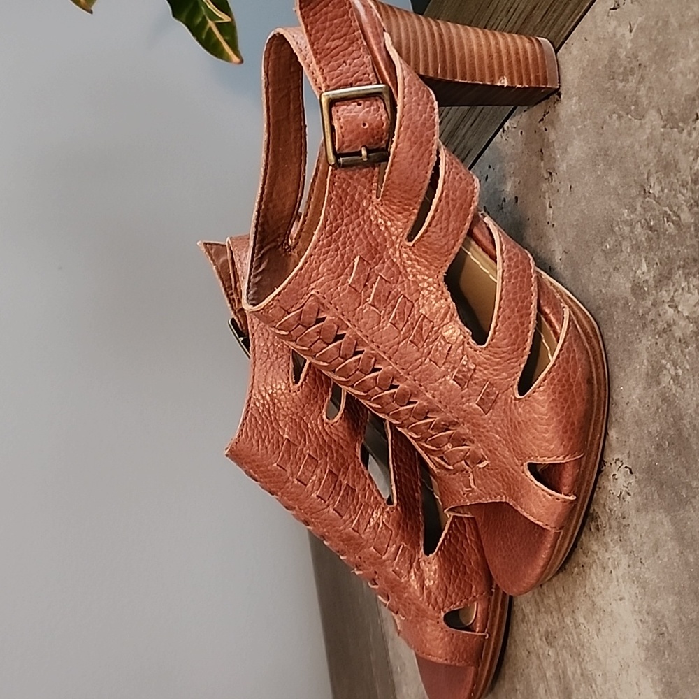 Women's tan/brown heel.  Nice leather detail. Size 7